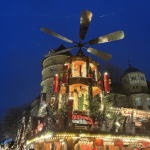 Weihnachtspyramide auf dem Stuttgarter Weihnachtsmarkt